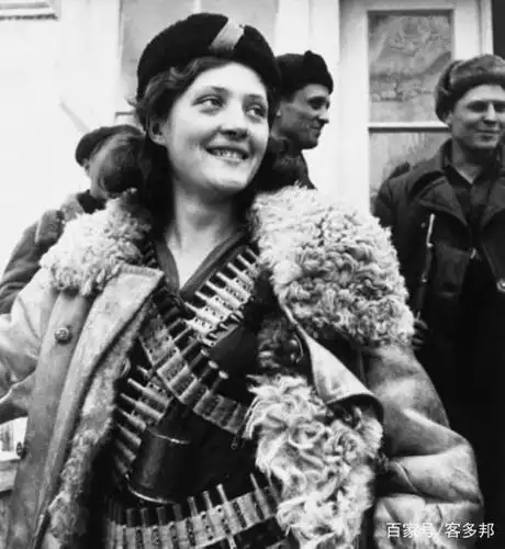 第二次世界大战时期的女兵:纤纤玉手不仅能握钢枪,还能开坦克