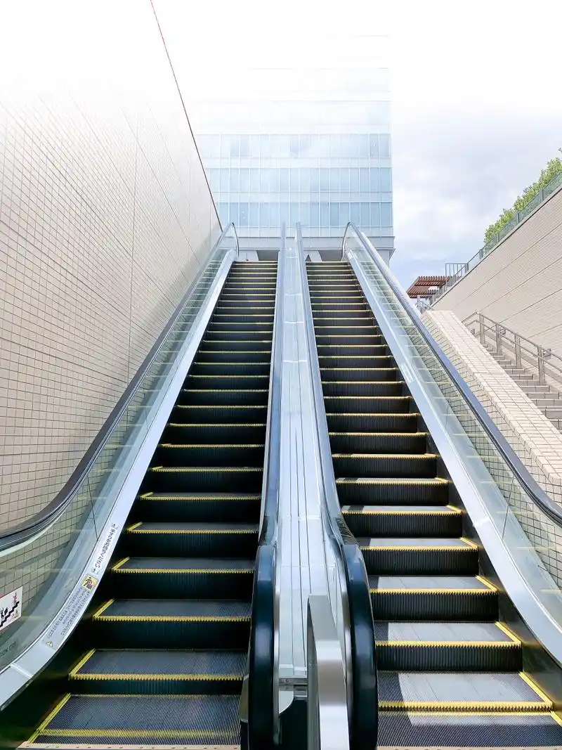刷新闻,北京一男子乘扶手电梯,用手肘猛拐身前一女子,并吐口水.