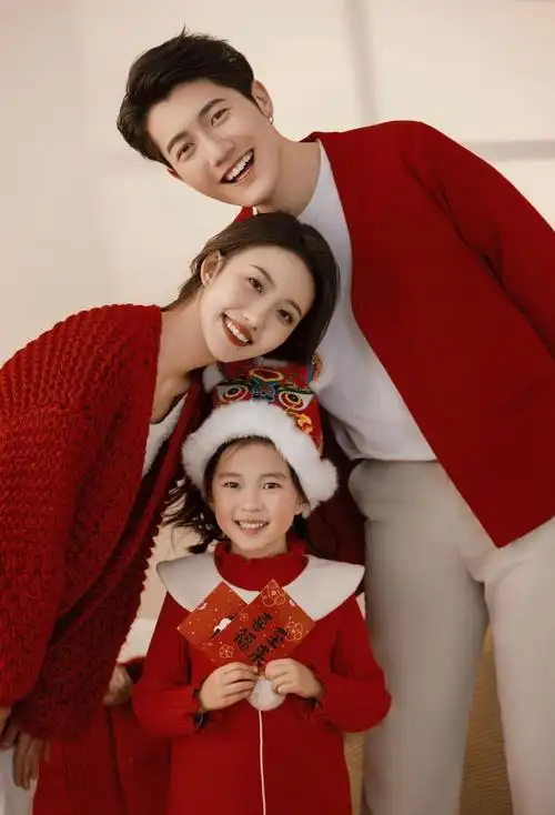 马上过年啦,拍一组新年主题全家福吧