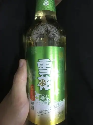 一直以来喝的最便宜的雪花啤酒竟然也涨价了,以前都是两块五的,今天买