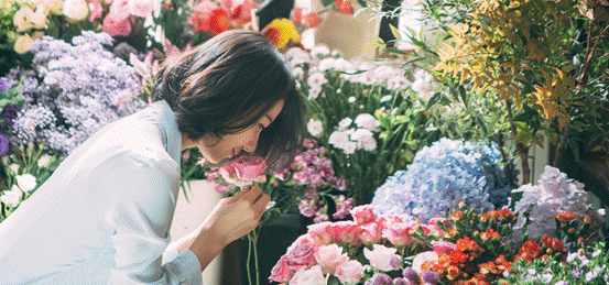 女人拿着花  描述已自动生成