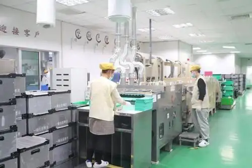 区委书记周文栋一行首先来到健鼎无锡电子有限公司,深入生产车间检查