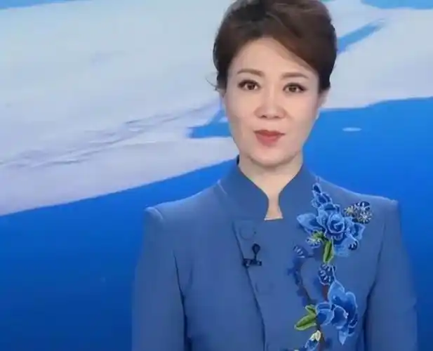 央视主持人文静新闻联播时突遇门牙脱落妙语连珠惊艳全场