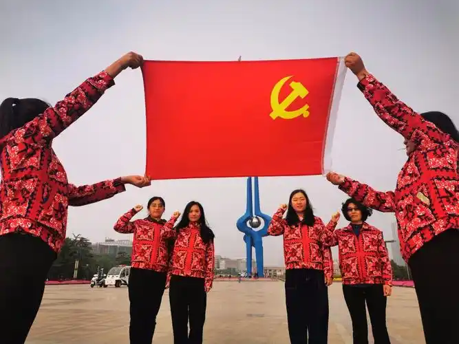 北方公司组织女职工开展我和党旗合个影主题活动