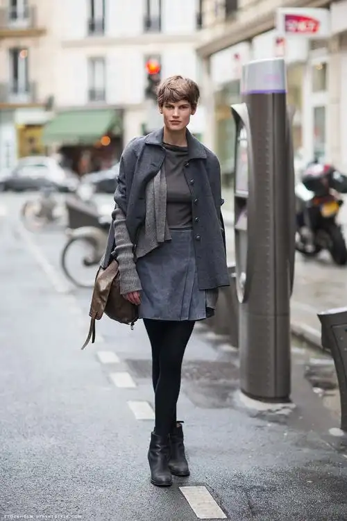 灰色毛呢外套,搭得很高级 很有层次感,实用百搭很喜欢.