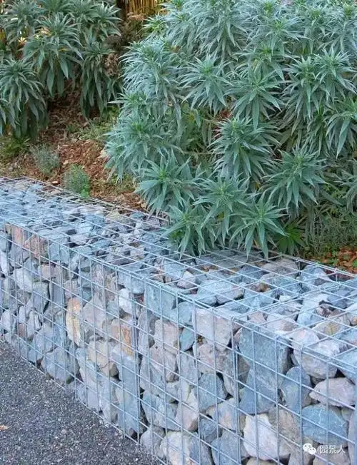 这类挡土墙常用材料为块石,条石,片石,勾缝或不勾缝,可形成凹凸不平的