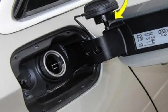 奥迪q3的油箱盖巧妙地设计在驾驶座左下方的便捷位置,便于左手操作.