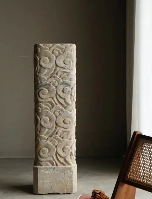 雕刻师运用高浮雕手法,精心雕刻出满工的祥云图案,呈现出一种祥瑞的