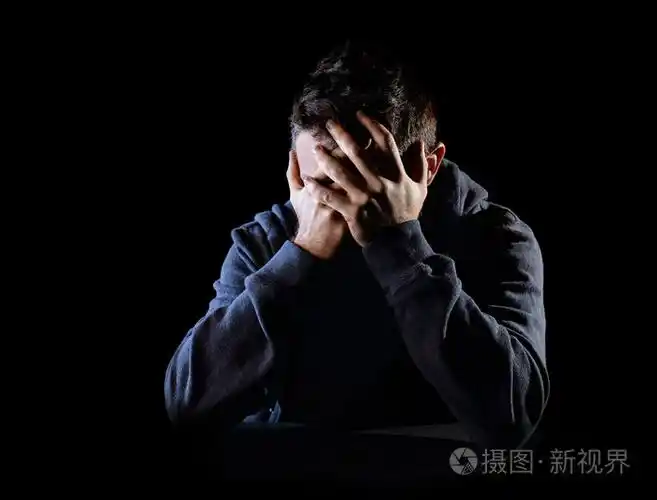 绝望的男人痛苦情绪上的痛苦悲伤和深坳陷