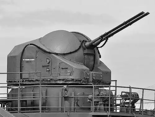 ak-725舰炮除了上述这些火箭弹,导弹武器外,"莫斯科"号还有两门ak-725