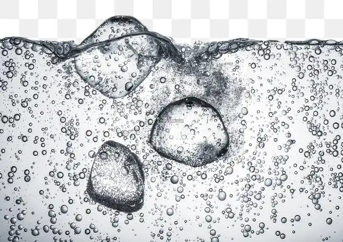 清澈透明的水里面飘着几枚正在融化的冰块免抠png素材