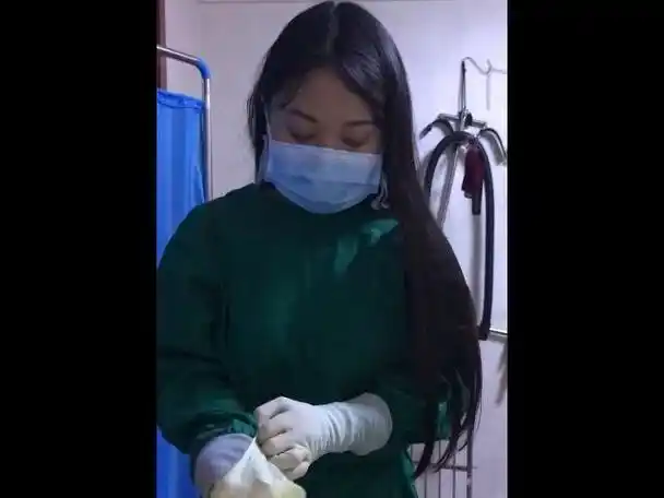电视剧女医生戴上手术手套准备进行试验合集