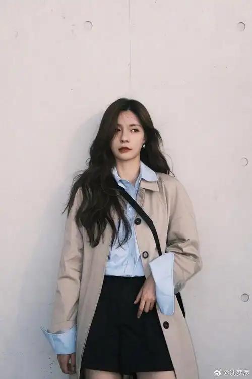 沈梦辰穿风衣露美腿笑容甜美灿烂好治愈