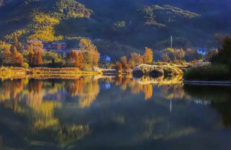 书记胡培刚表示,该县围绕"大别福地,康养商城"品牌定位,突出擦亮"山水