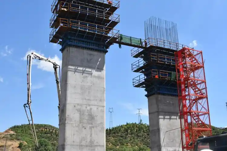 观摩五分部尚怡河大桥施工现场高墩作业安全系统化管理