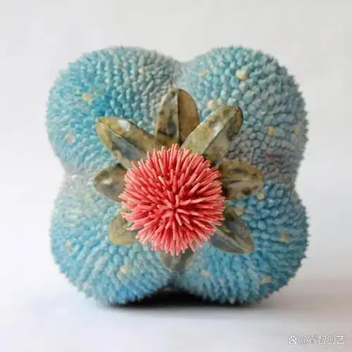 栗原香织是位居于法国的日本艺术家,她以充满想象的创造力,利用陶土的