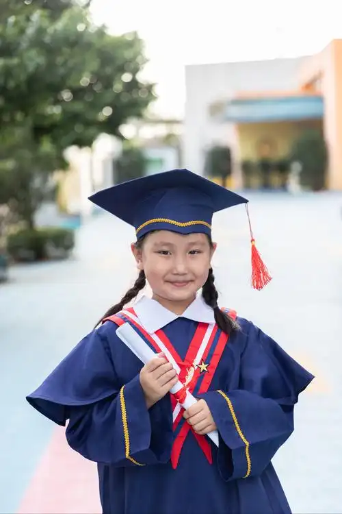 这是我第一次带学士帽,以后我要带小学,初中,大学直到博士的