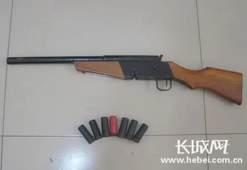 无极强化缉枪治爆宣传 村民主动上缴危爆物品