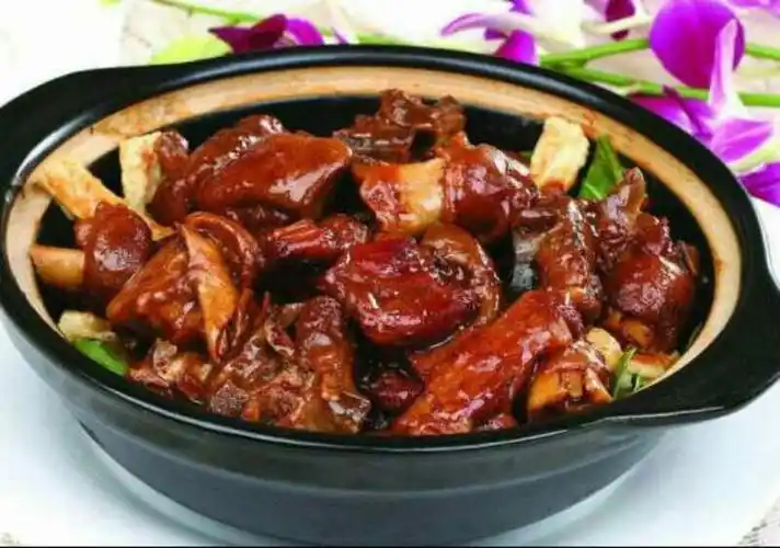 红烧羊肉煲进行中,期待你的到来 营业时间,早11点至晚2点.