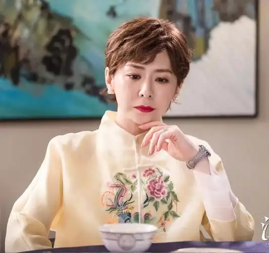 不过纵使潘仪君是圈内名副其实的女强人,但她却也是一名不婚主义者,曾