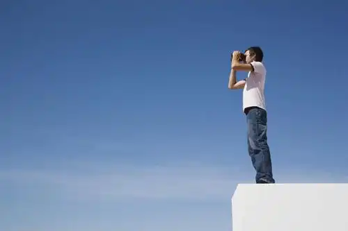 西方人,一个人,站,竖图,室外,白天,仰视,t恤衫,仪器,科技,欧洲,欧洲人