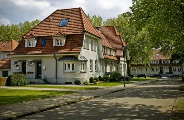 德国人真逆天 一把锤子搞定一座房子