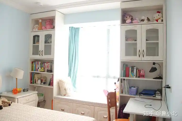 儿童房设计了一个飘窗书柜