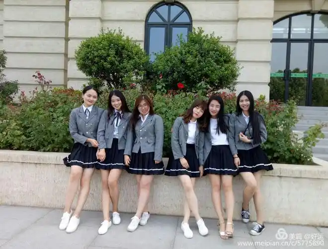 同寝室的六个女生毕业前一起合影