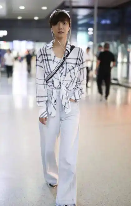 52岁的刘若英气质真好,穿格纹衬衫配牛仔裤走机场,年轻20岁不止_时尚