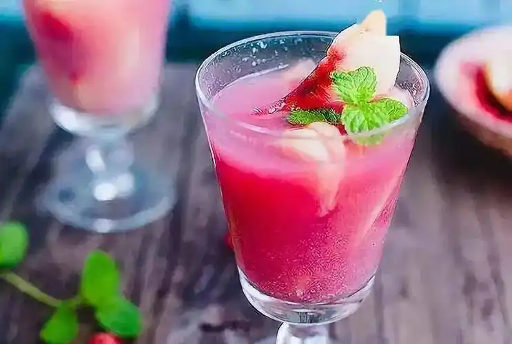 香甜的桃子汁,多喝养颜抗衰,让脸色更红润,女生们快试试!