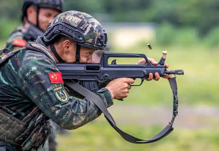 武警广西总队崇左支队组织特战分队展开实弹射击训练