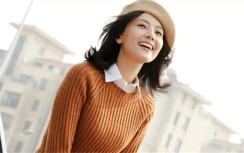 清嘴女孩高圆圆优雅大气时尚写真桌面壁纸