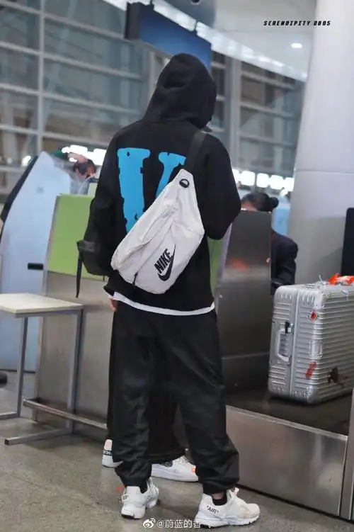 除了他再也装不下其他人…王一博酷盖平安喜乐@uniq-王一博背影·机场