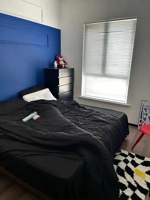 男生卧室分享黑白风依旧很酷