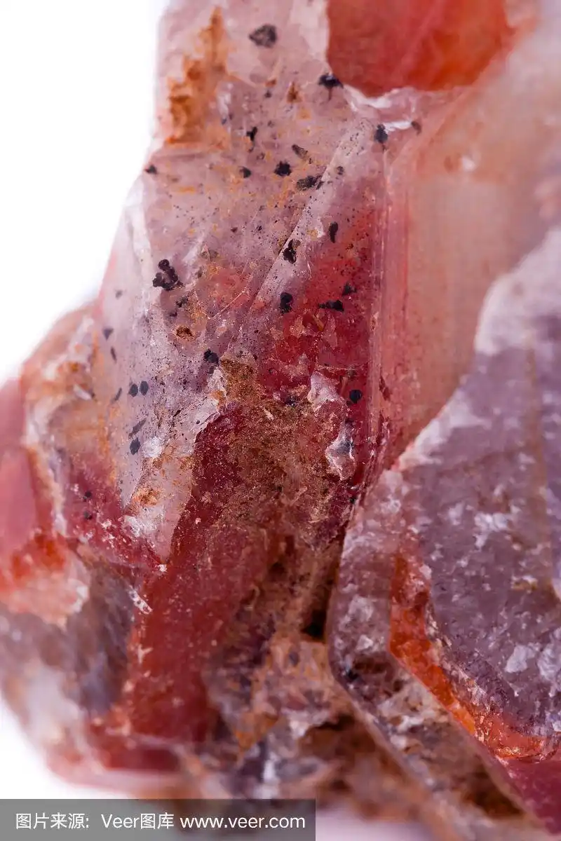 宏观矿物石英石红色的白色背景近景