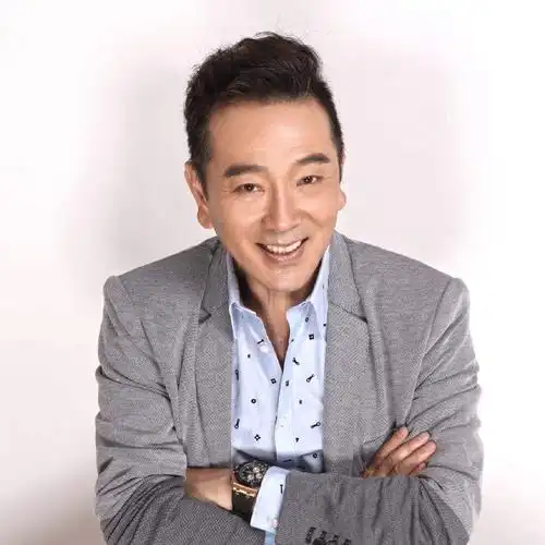 张晨光年轻时是小鲜肉现在依然魅力依旧最重要的是他一直是收视的保障