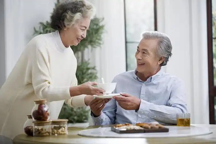 快乐的老年夫妇吃早餐