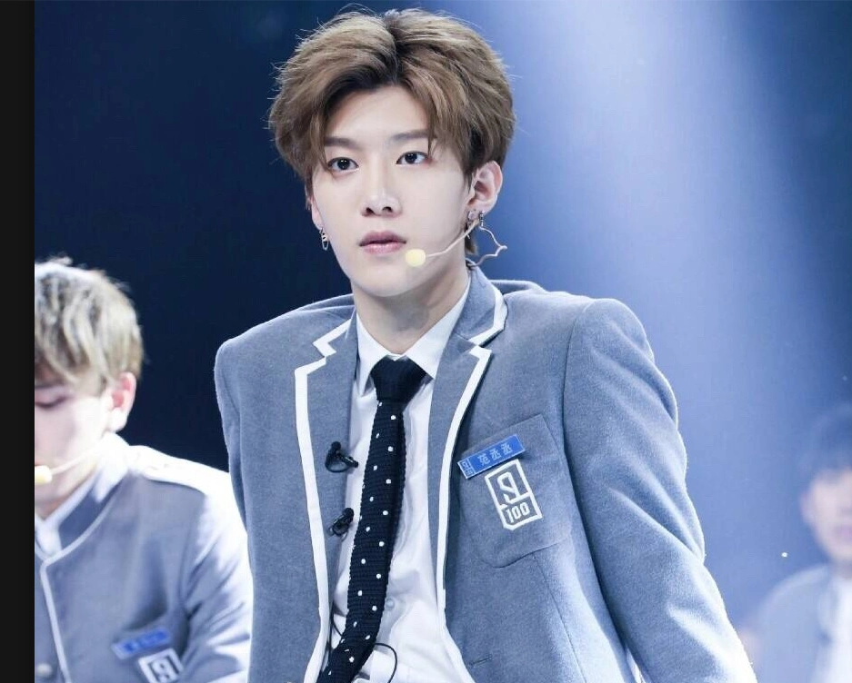 偶像练习生范丞丞拿到第一王者风范实至名归 加油最好的范丞丞