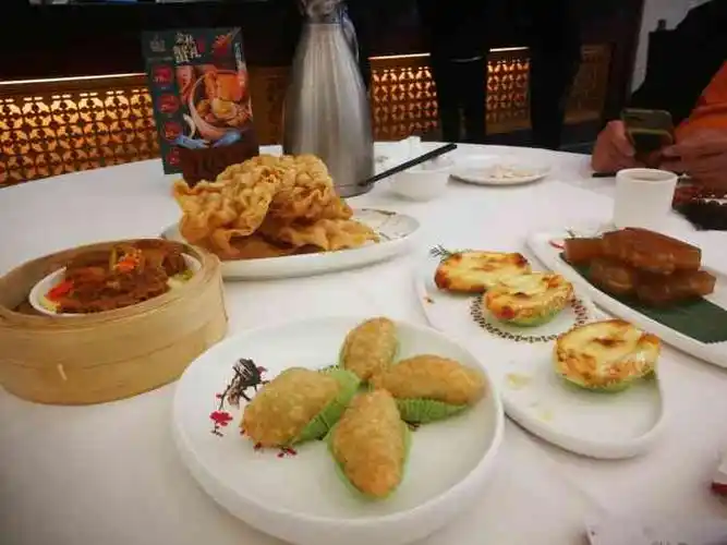 湖景鱼翅海鲜城-"花都很大的酒楼,整体环境格局可以.喝茶.