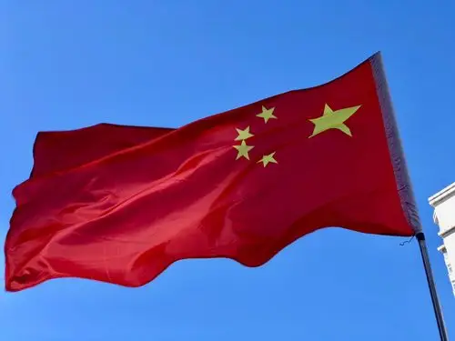 北风呼啸,红旗飘飘,蓝天白云,适合拍照,北京奥林匹克塔