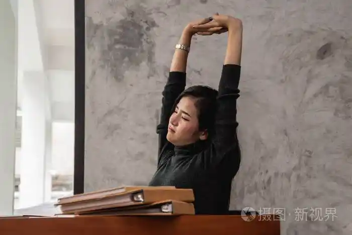 美丽的亚洲女孩在办公室里努力工作