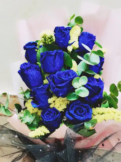 蓝玫瑰非常珍贵,常常代表着对恋人深深的爱,对夫妻间感情最真的诠释