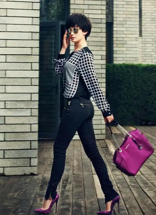 李小冉真会穿41岁穿出20岁青春少女范双腿间缝隙却暴露了腿型