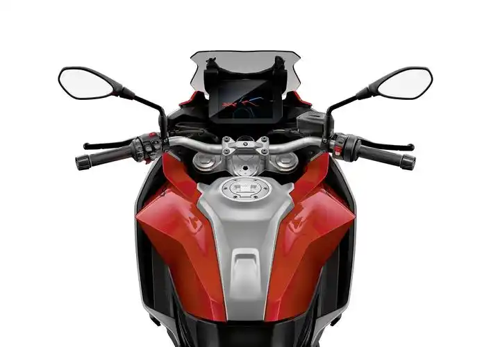 宝马全新中量级双缸车型 f900xr/f900r亮相米兰车展