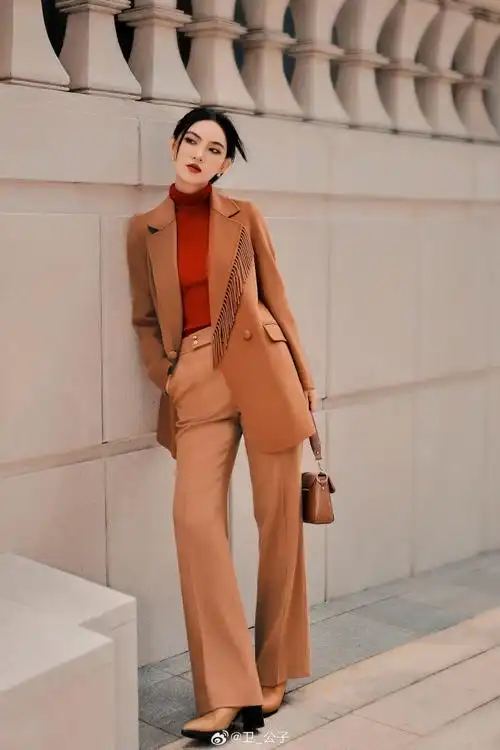 尝试了一下咖色与红色的搭配暖色调的冬日look竟然也很出众短款的大衣