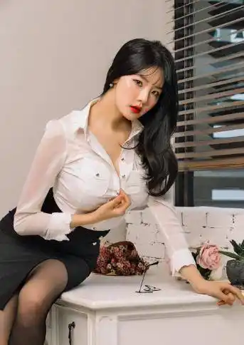 气质美女白衬衫写真私房照,女人如水,穿出不一样的气质_生活_感觉