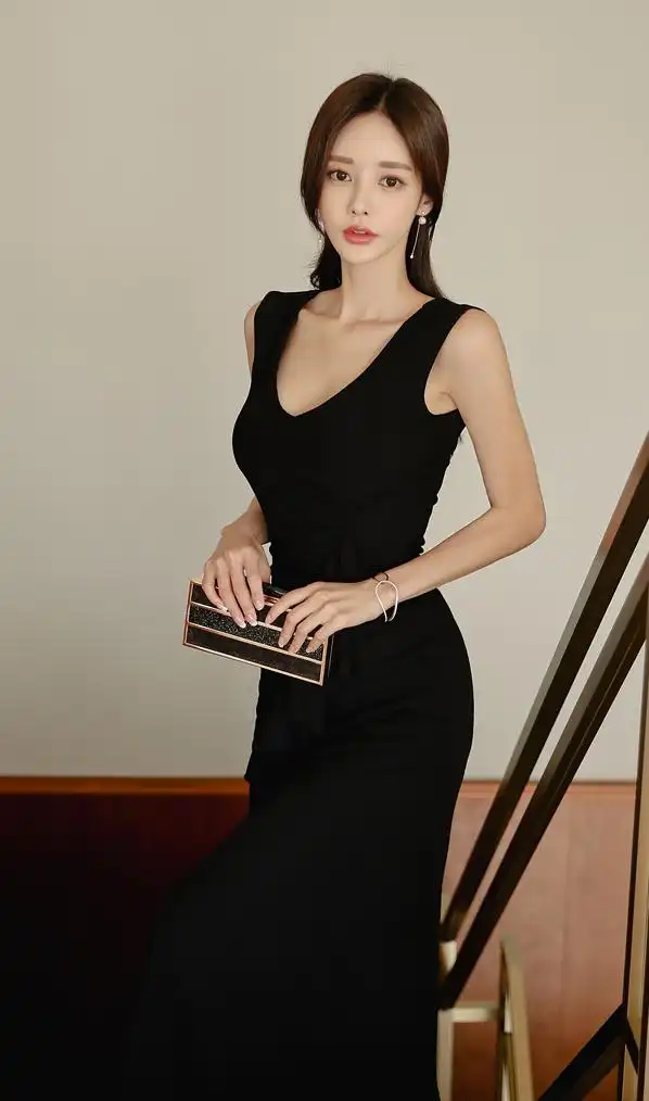 孙允珠韩国嫩模,黑色性感开叉长裙穿搭,优美动人