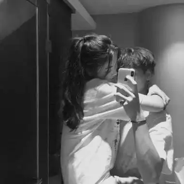 侧面黑白唯美女生头像侧脸黑白情侣头像一男一女微信搜索关注公众号"