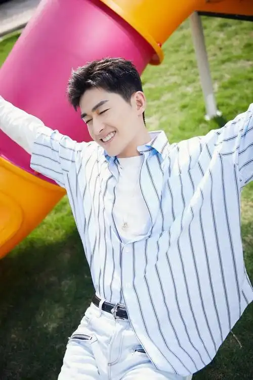 张翰总算高调帅一回衬衫牛仔化身清爽帅气少年大长腿不输超模