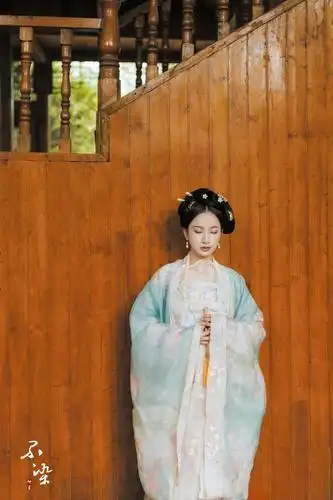 气质淡雅端庄的古装汉服美女私拍写真